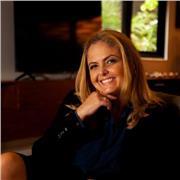 Professora especialista em Direito à Saúde e Direito Médico